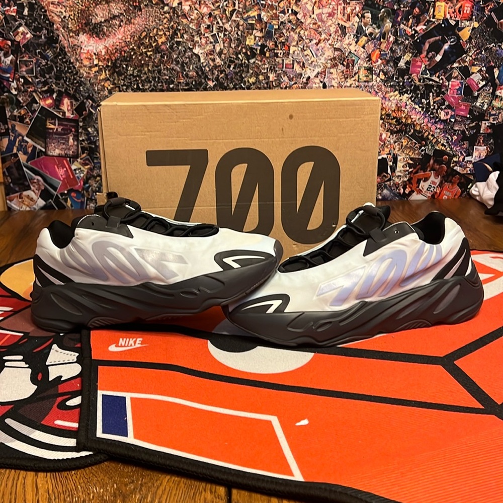 11M yeezy 700 blue tint
